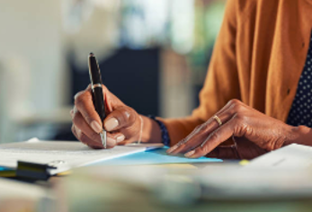 Personne signant un contrat de licence pour valoriser un brevet ou une marque